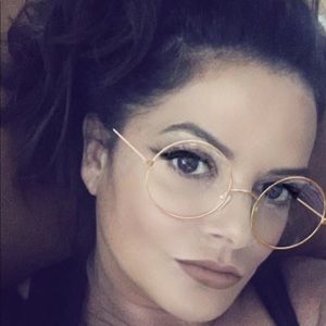 Meet your Posher, Adriana